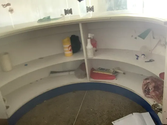balcão de atendimento curvo com vitrine de vidro