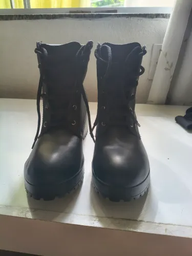 Bota tipo coturno