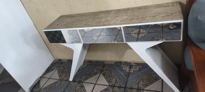 Aparador espelhado com uma gaveta