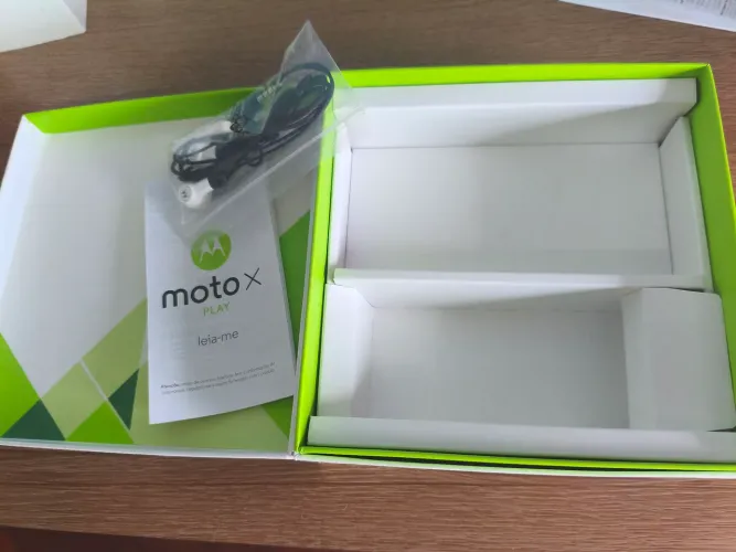 Caixa Celular Smartphone Moto X nova, divisórias, encarte, plásticos e fone de ouvido.