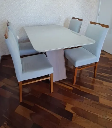 Mesa de Jantar com 4 cadeiras 