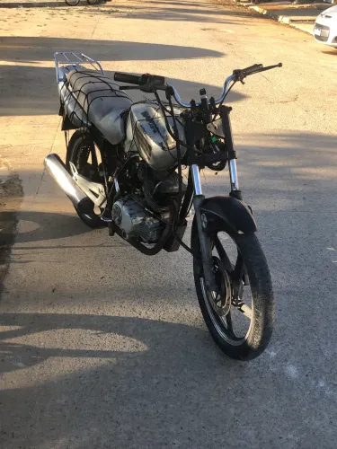 dafra 150 troco em 125 montada corre muito andando perfeitamente 