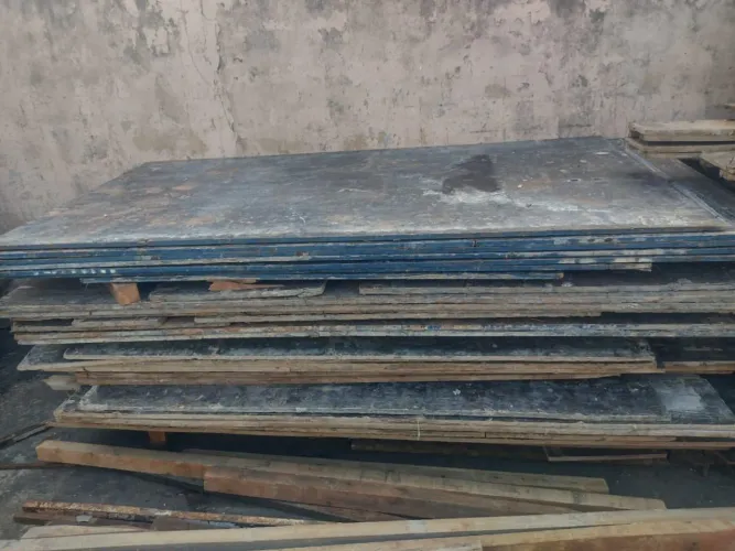 Madeirite plastificado e tábuas usados 