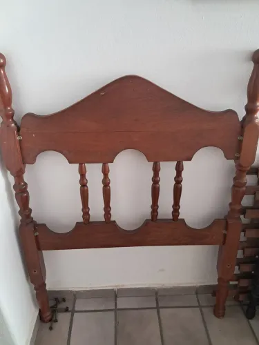 Vendo cama de madeira - solteiro