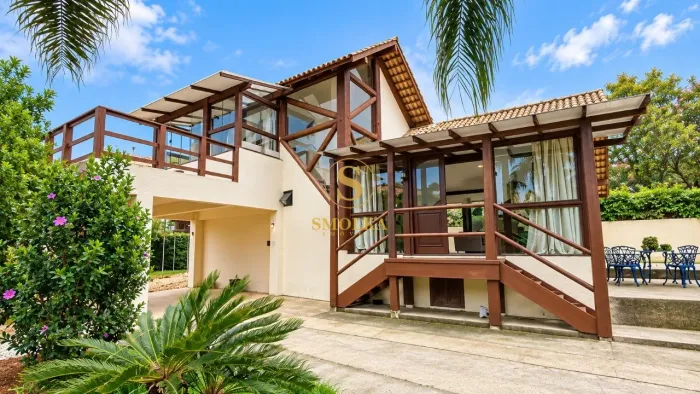 Casa mobiliada 225m² no Rio Tavares, 3 suítes, 4 vagas e quintal