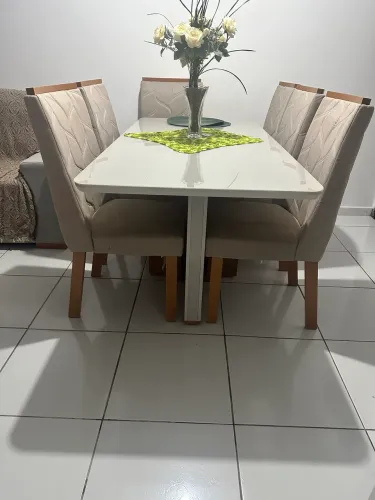 Vende-se mesa de 6 cadeiras