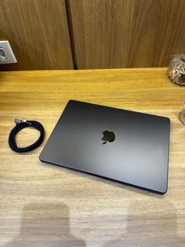 MacBook Pro 14" M4 Pro 24GB 512GB (Space Black) - Apple (c/ fonte e cabo originais e capa)
