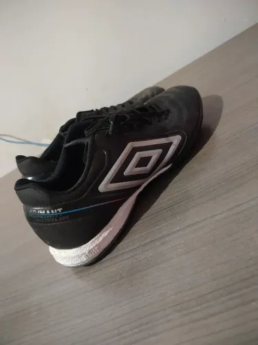 Chuteira society umbro adamant