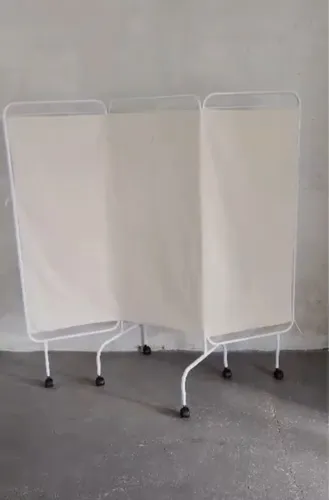 Biombo com rodas possui 3 painéis A sua altura é de 1.75m Largura total de 60 cm