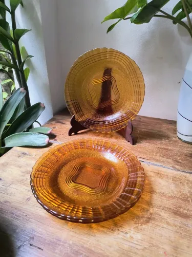 conjunto com 3 pratos âmbar Wheaton antigos antiquario rasos louça DURALEX vintage cozinha