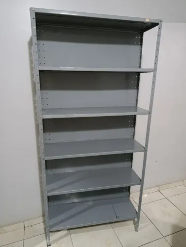 Estante de aço com fundo