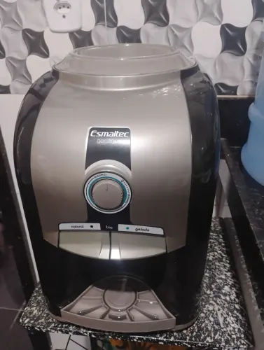 Bebedouro Esmaltec gelagua, para garrafões de 20 e 10 litros, com apenas 2 meses de uso.