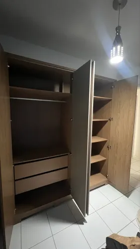 GUARDA-ROUPA DE CASAL - R$ 950,00