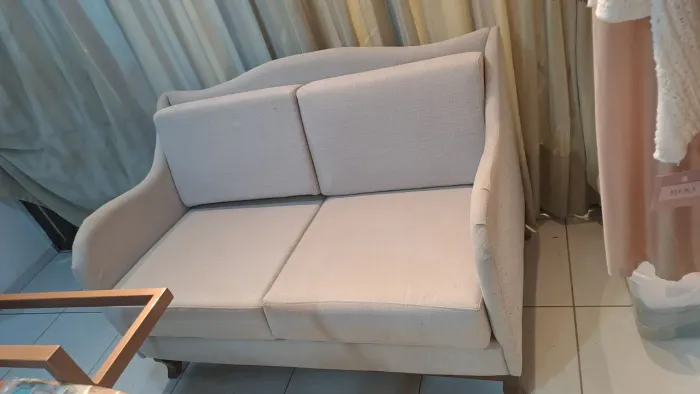 Vende-se sofá de 2 lugares ,espuma de alta densidade divan,moderno por 1500,00.