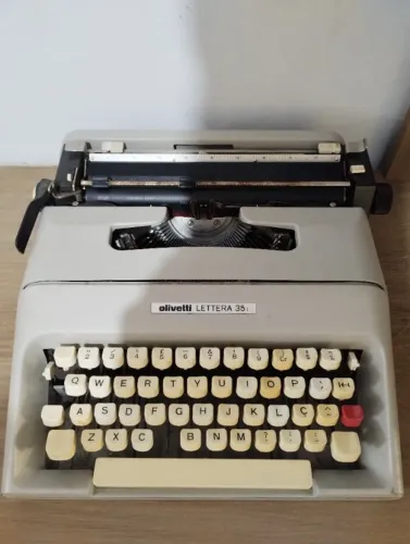 Máquina de Escrever Portátil Olivetti 35i - Com Maleta Original!