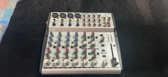 MESA DE SOM BEHRINGER EURORACK UB1202