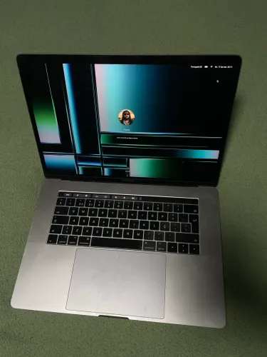 Mac book pro 2017  tela 16?  16gb ram 256 memória 