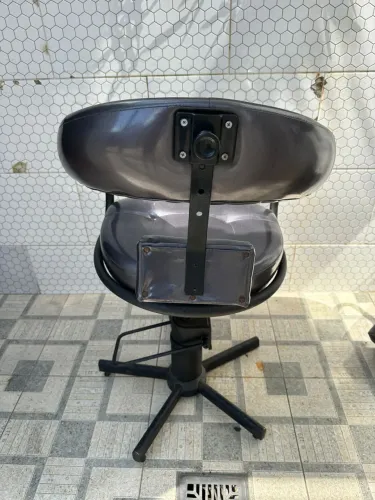 Cadeira de Cabeleireiro / Maquiagem / Salão Giratória com Regulagem - R$ 200
