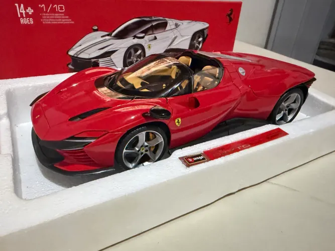Miniatura Ferrari Daytona sp3 - escala 1:18 (ESTÁ EM ABAETETUBA)