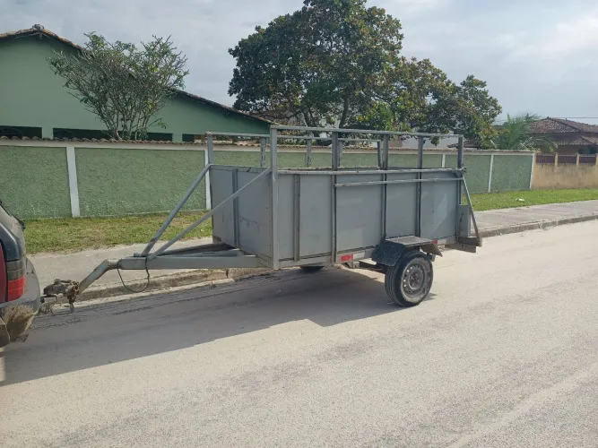 Carretinha medindo 1,25 largura por 2,50 de comprimento, e 70 cm fechado de chapa galvaniz