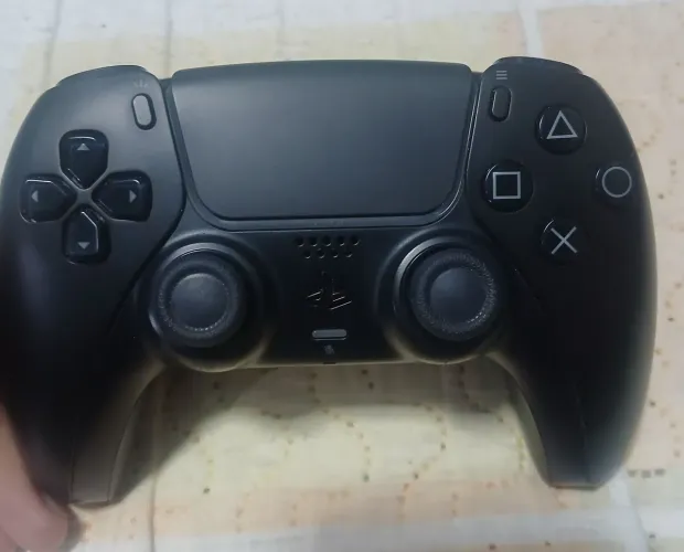 Controle Ps5 dual sense preto em estado de novo