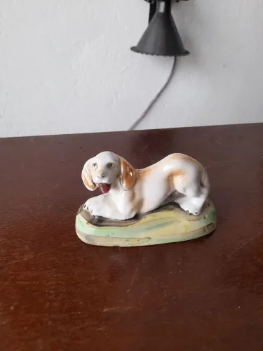 Escultura de cachorro de louça