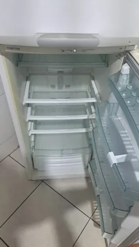 Vendo geladeira em perfeito estado, gelando muito.