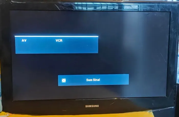 TV Samsung 32" LCD - Funcionando HDMI e AV (Ideal p/ TV Box, Monitor)