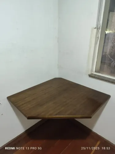 MESA DE CANTO EM MADEIRA.