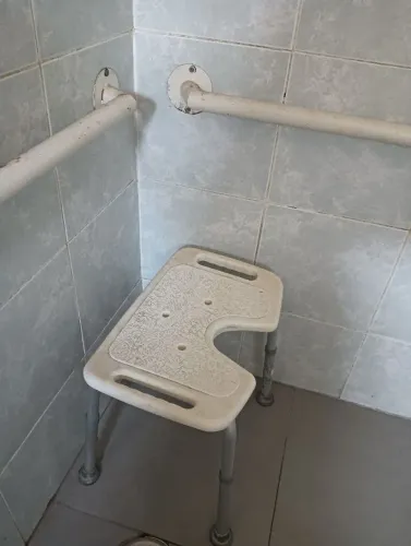 Cadeira banho regulável e antiderrapante