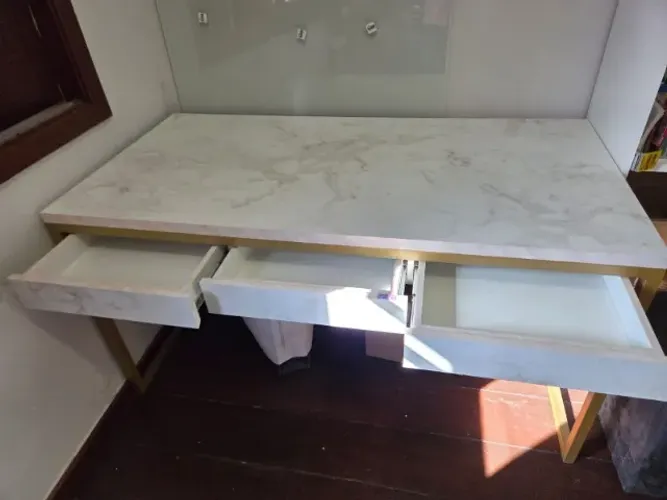 MESA COM 3 GAVETAS