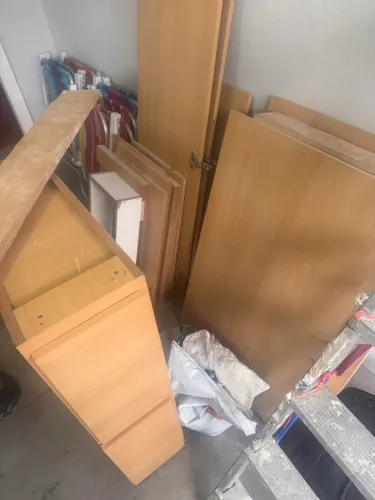 doação de algumas partes de um closet desmontado 