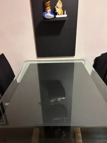 Mesa de jantar com tampo de vidro e cadeiras
