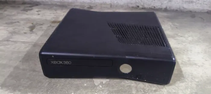 Xbox 360 Slim. ( Obs)