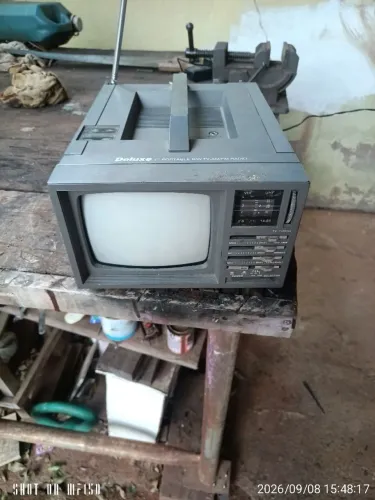Vendo Mini TV e rádio funciona o rádio a TV não funciona tela de 5 polegadas