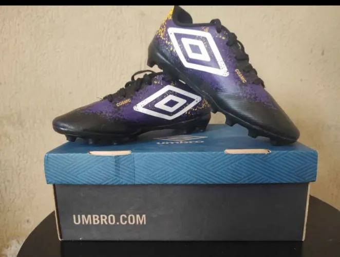 Chuteira de campo da umbro 