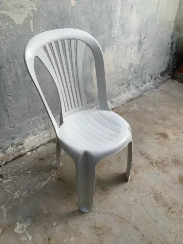 Cadeiras plásticas e banquinhos