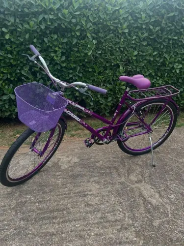 Bicicleta roxa com nota