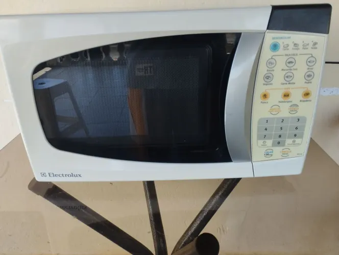 Microondas Electrolux mef28 de 18 litros 
