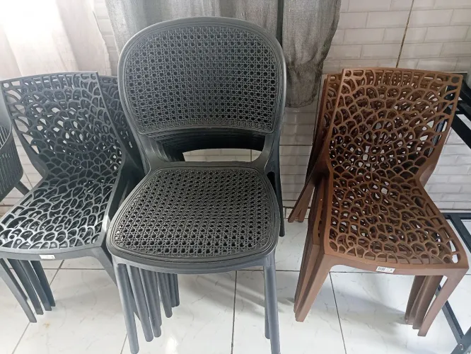 Cadeiras de plásticos