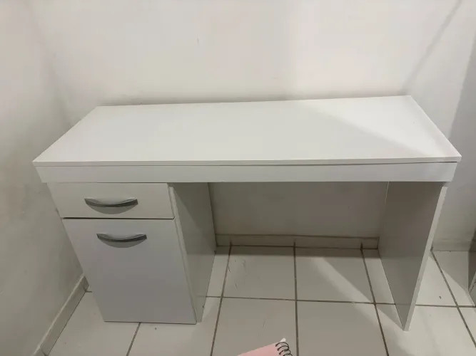 Mesa de escritório com gaveta, apenas 1 ano de uso. Bem conservada!