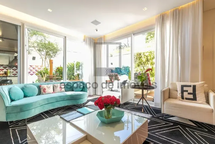 Casa em Condominio com jardim, piscina e academia