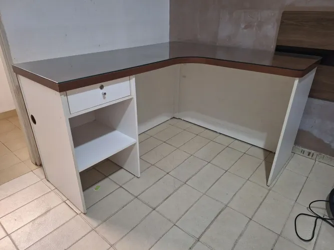 Mesa escrivaninha em L