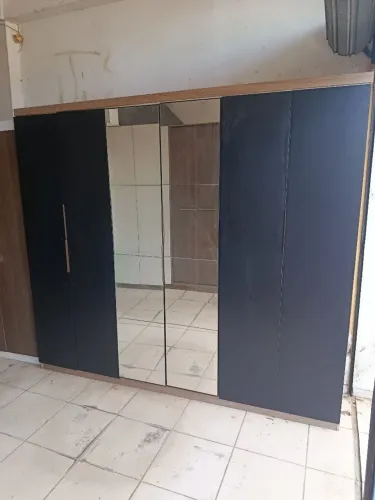 Guarda roupa de casal grande com espelho