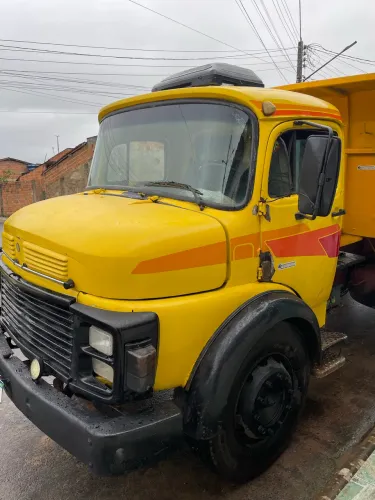 Caminhão caçamba 1113