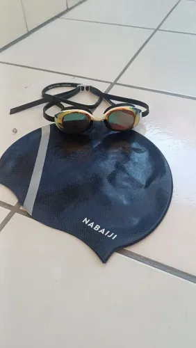 Óculos e touca de silicone de natação