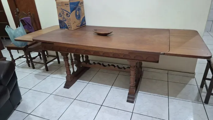 Mesa de madeira maciça (sucupira)
