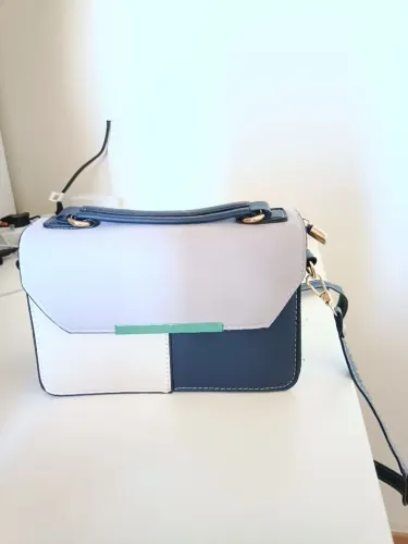 Bolsa Tiracolo Azul e Branca em couro sintético