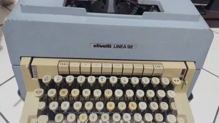 Máquina de escrever antiga Olivetti LINEA 98