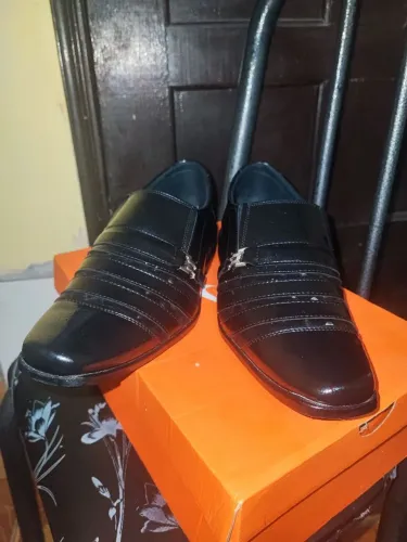 Sapato social preto masculino no tamanho 42 muito conservado e pouco usado